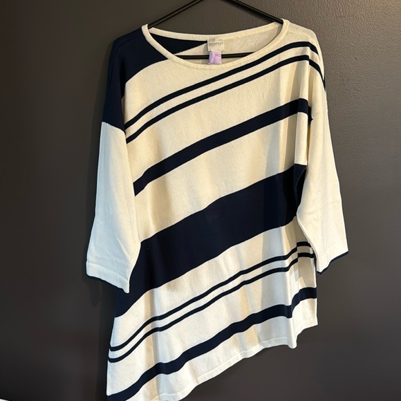 Flattering!  Zynergy by Chico's Navy and White Asymmetrical Sweater - Size 3 - Picture 1 of 4